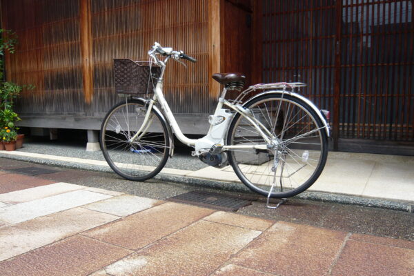 Electric bicycle with motor and battery pack