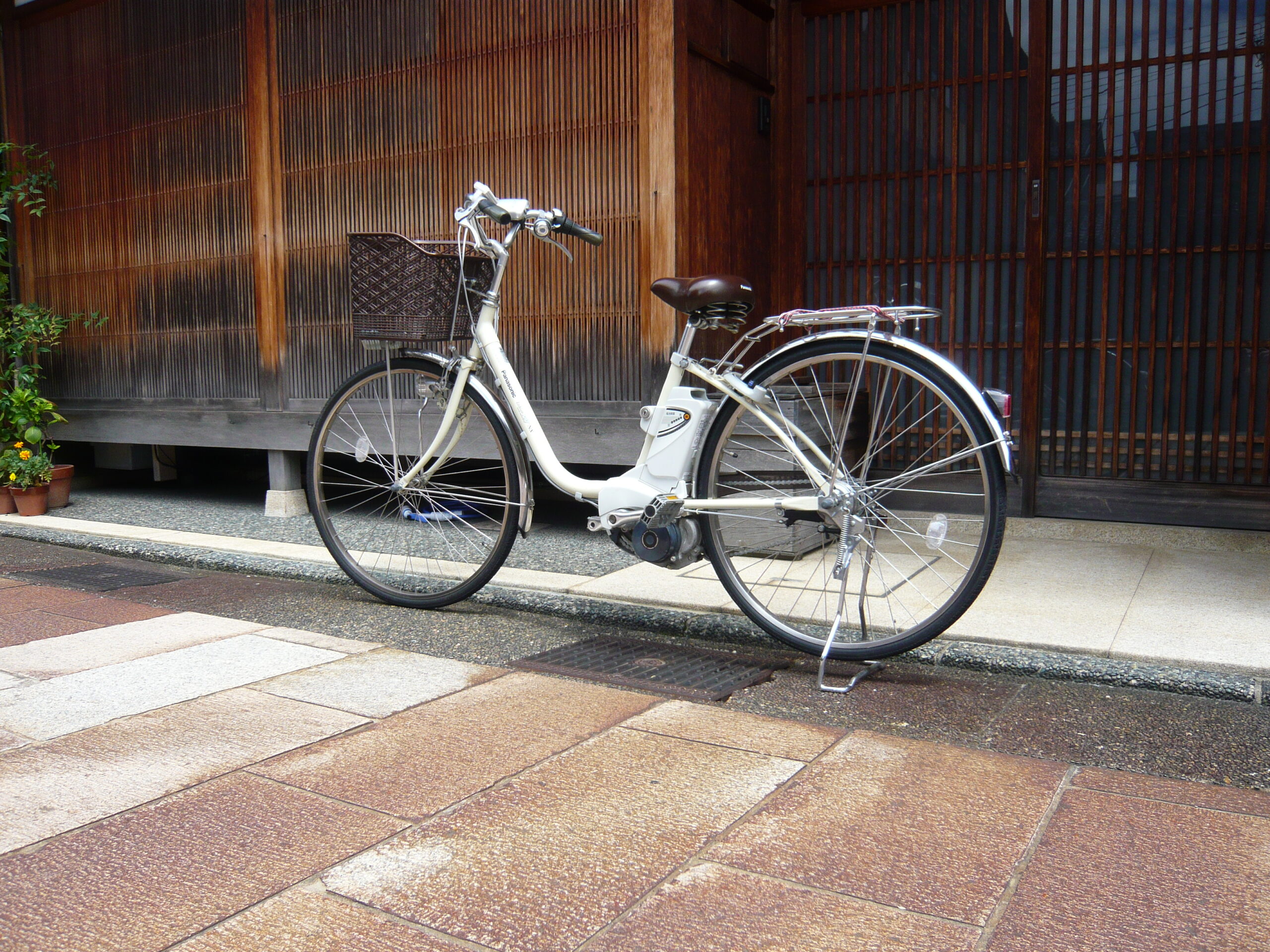 Electric bicycle with motor and battery pack